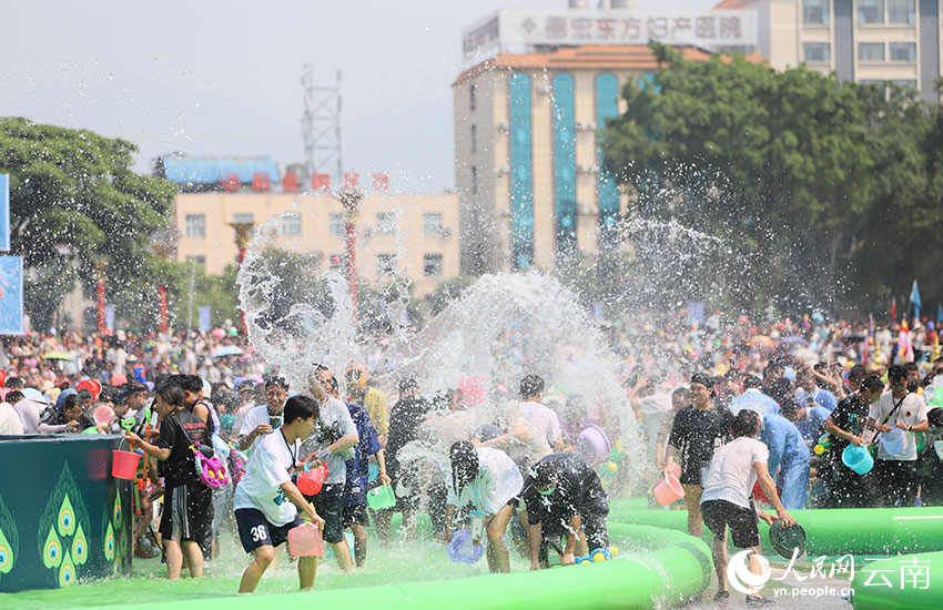 雲南芒市：萬人歡度潑水節