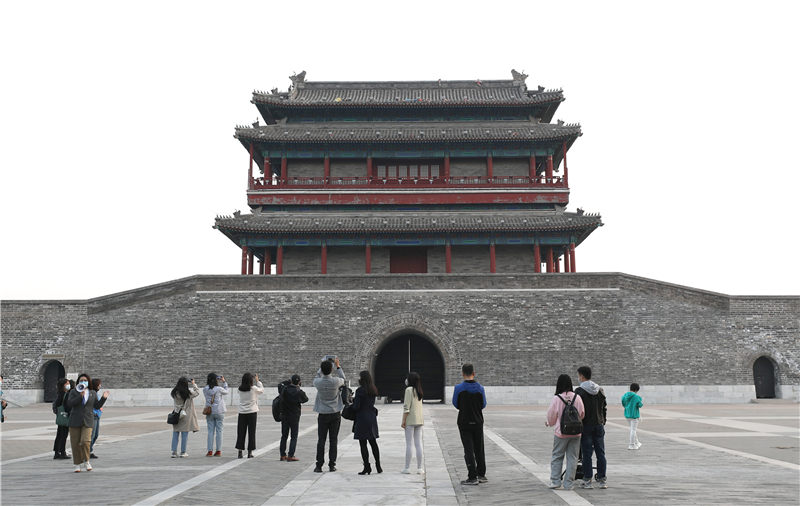 二十大新聞中心組織中外記者沿北京中軸線參訪活動