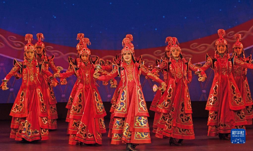 大型音舞詩畫《掀起你的蓋頭來——新疆是個好地方》在港上演