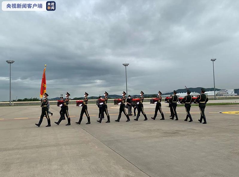 第八批在韓中國人民志願軍烈士遺骸交接儀式在韓國仁川舉行