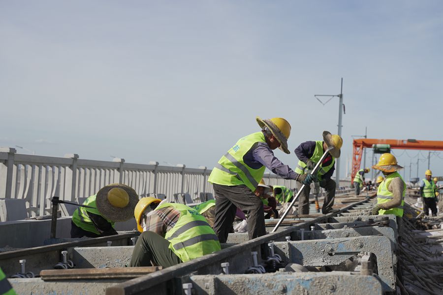 國內首座跨海高速鐵路橋泉州灣跨海大橋無砟軌道施工完成