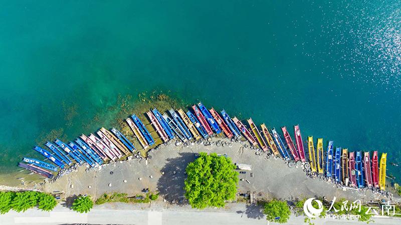 初夏的瀘沽湖美如“天空之鏡”