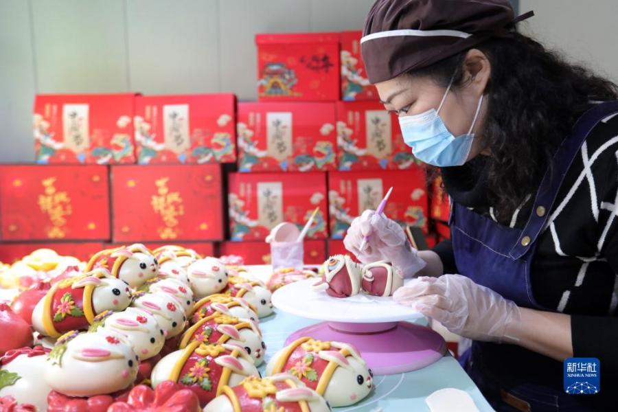 1月19日，淮北市一家果蔬面藝美食坊的面點師在製作“萌兔”花饃。
