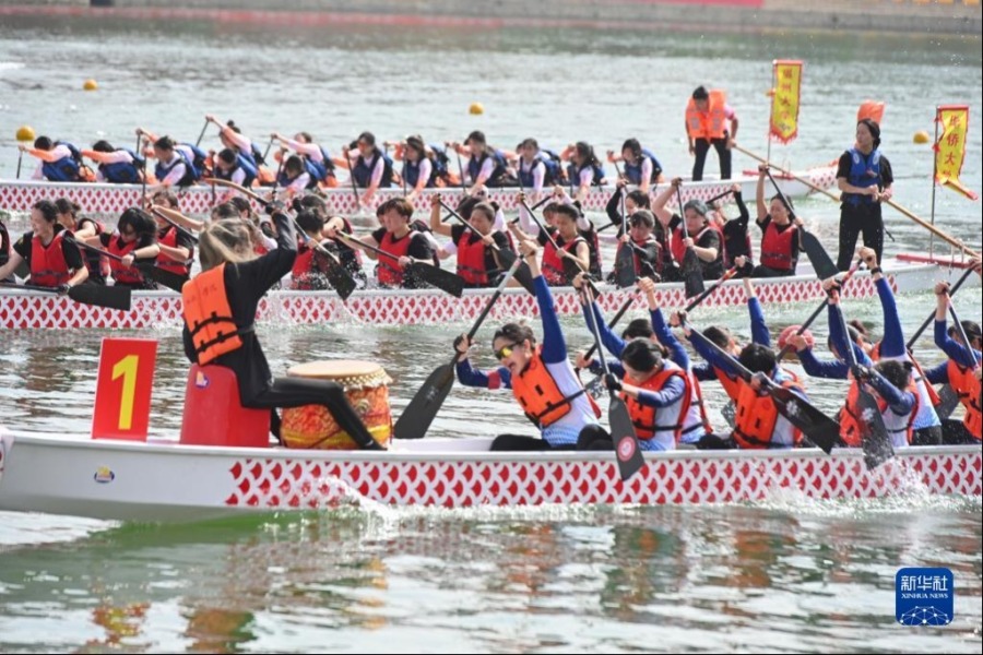 6月3日，在“龍騰虎躍”2022海峽兩岸龍舟賽決賽現場，選手們奮力划槳。新華社記者 周義 攝