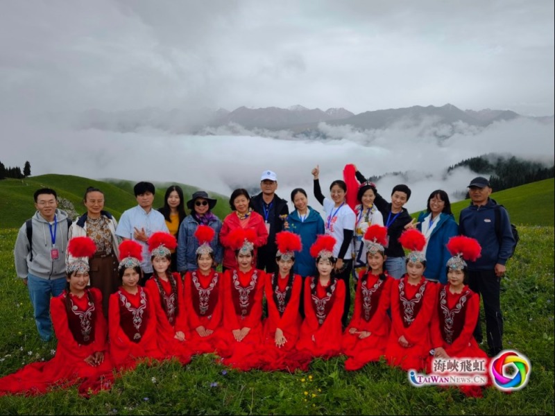“魅力新疆----海峽兩岸記者聯合採訪活動”的部分團員與少數民族姑娘們合影。（供圖：徐帆）