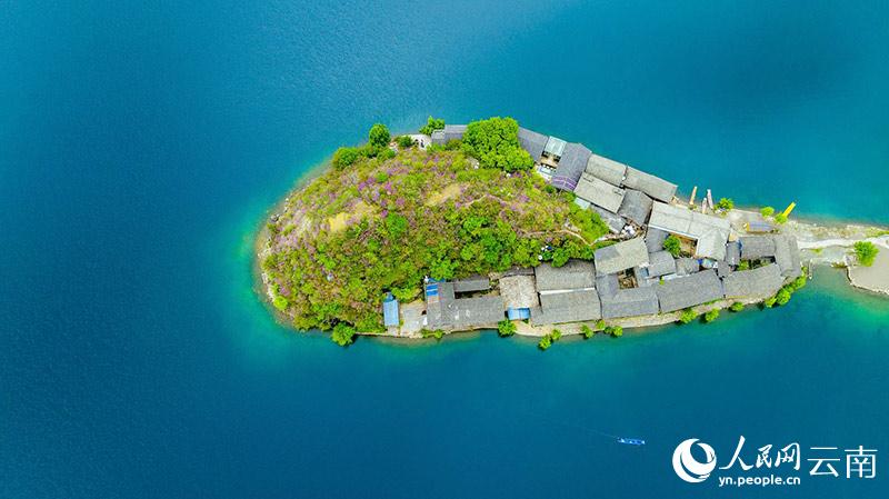 初夏的瀘沽湖美如“天空之鏡”