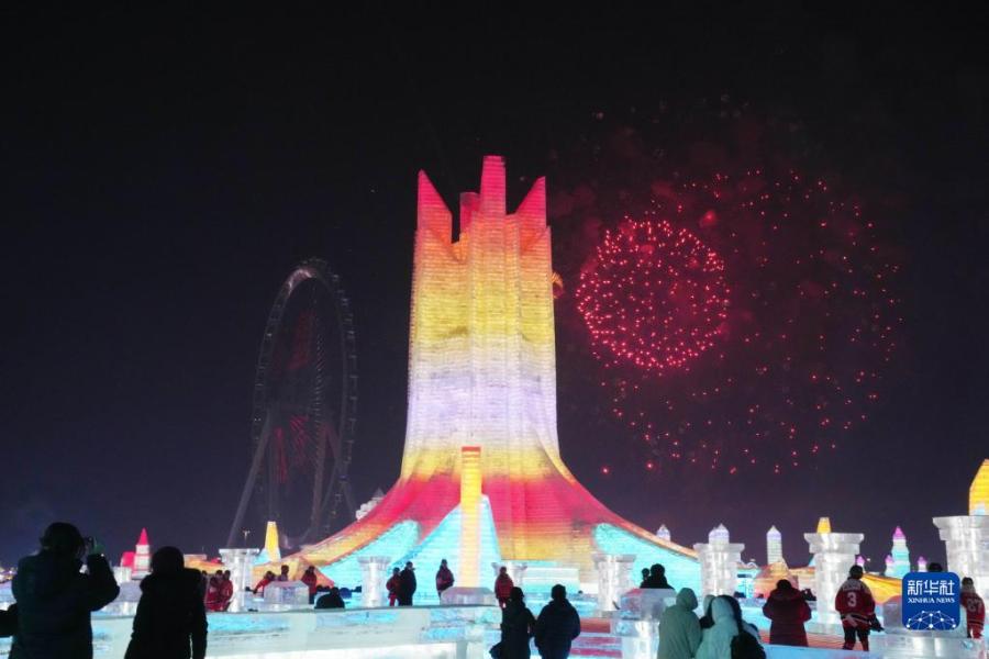 1月5日，冰雪節啟幕焰火在哈爾濱冰雪大世界園區上空綻放。　新華社記者 王建威 攝