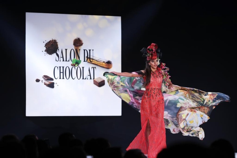 10月27日，在法國巴黎巧克力沙龍的啟動晚會上，模特展示“巧克力服裝”。新華社記者 高靜 攝