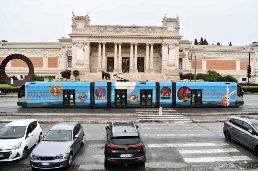 1月17日，兔年春節主題電車駛過意大利羅馬的國立現代藝術美術館。