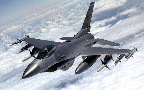 美國批准售臺F-16戰機 臺網友：榨幹台灣