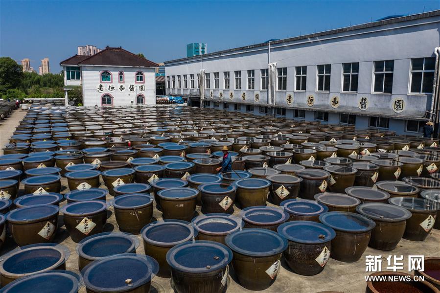 百年醬園“三伏”曬醬 傳統醬品香飄滿園