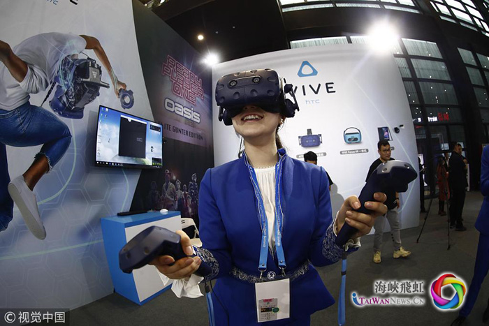 圖片默認標題_fororder_2018年11月7日，在浙江烏鎮舉行的第五屆世界互聯網大會“互聯網之光”博覽會會場內，參觀者體驗VR産品