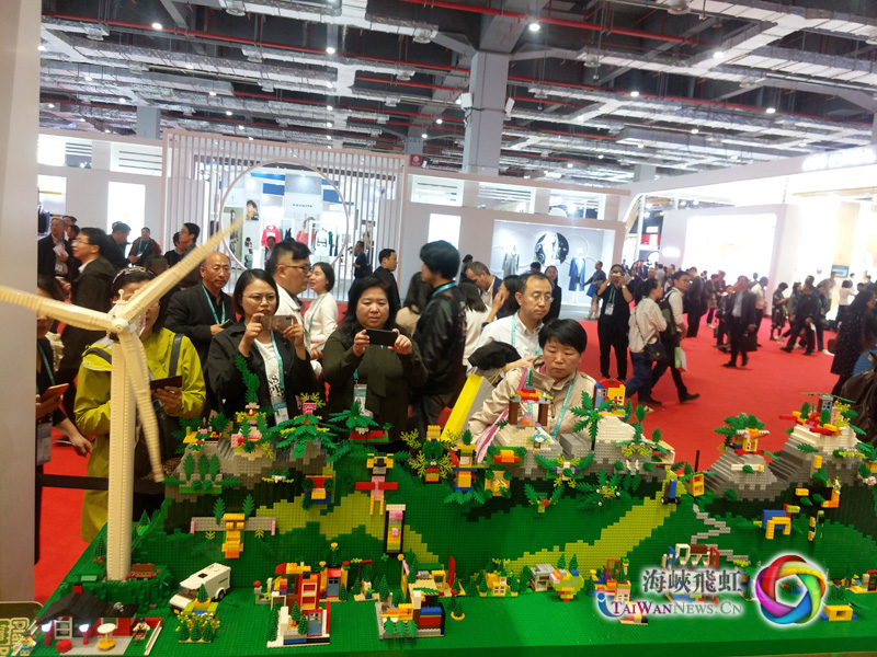 圖片默認標題_fororder_首屆中國國際進口博覽會現場參觀的人群 1 攝影：王竹