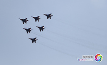 俄空軍以大型飛行表演慶祝成立105週年