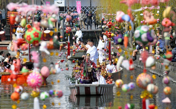 日本水鄉柳川舉行女兒節水上巡遊活動
