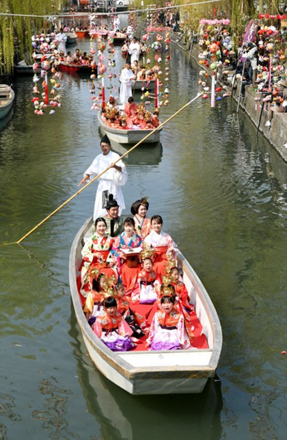日本水鄉柳川舉行女兒節水上巡遊活動