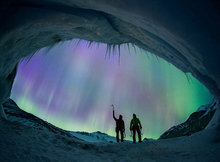 加拿大冰川夜景美如夢幻 璀璨極光點亮夜空
