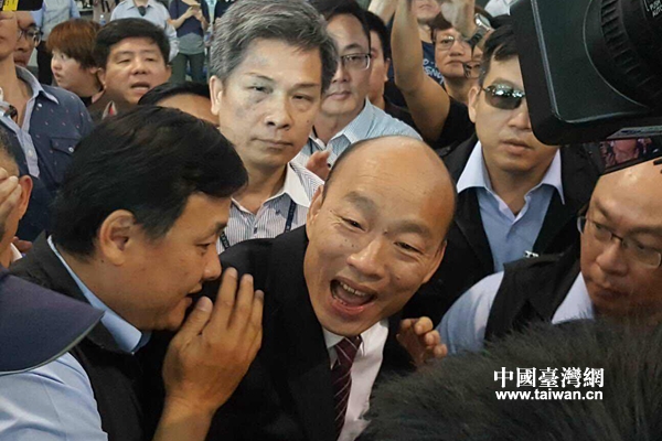 韓國瑜返抵高雄 在機場被民眾簇擁