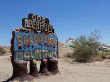 美國男子用時30年在沙漠建造彩色“救贖山”