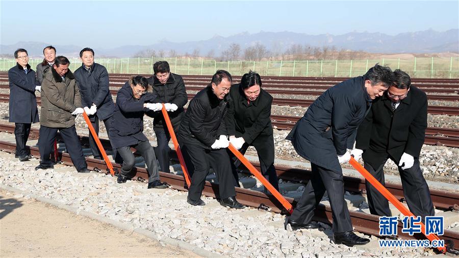 朝韓鐵路公路連接動工儀式有助於推動北南關係持續緩和