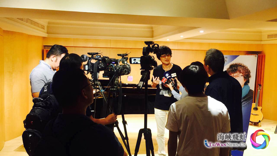 圖片默認標題_fororder_台灣著名音樂人楊慕接受媒體採訪 拷貝