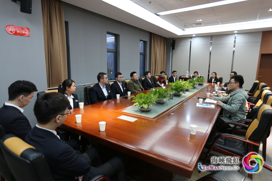 臺胞臺企服務中心的台灣員工接受記者採訪