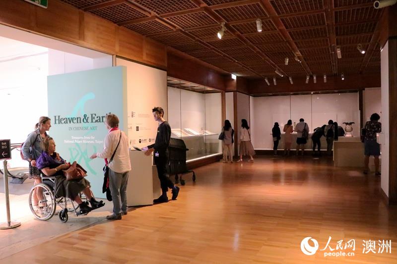 “天地人”珍寶展展廳裏觀展觀眾眾多(攝影 沈諾)