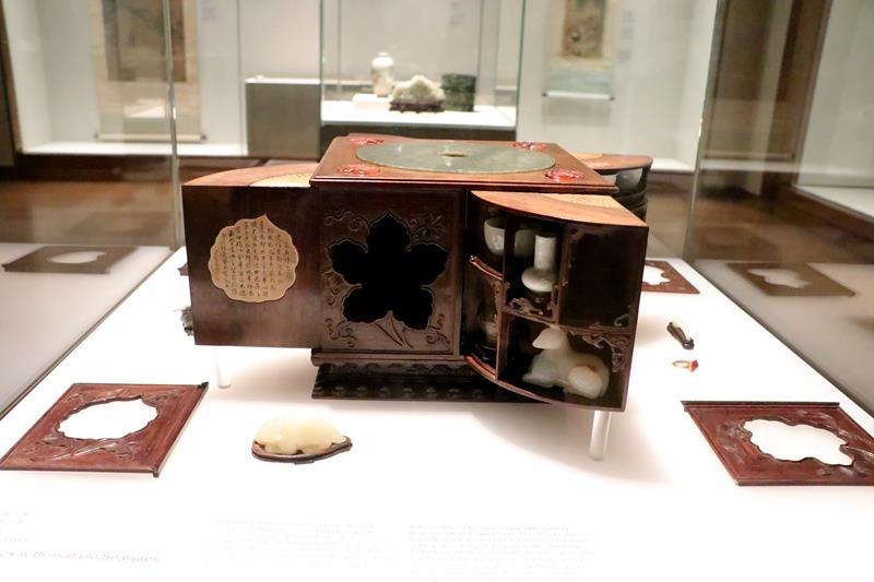 乾隆紫檀多寶格方匣被稱為“皇帝的玩具盒”(攝影 沈諾)