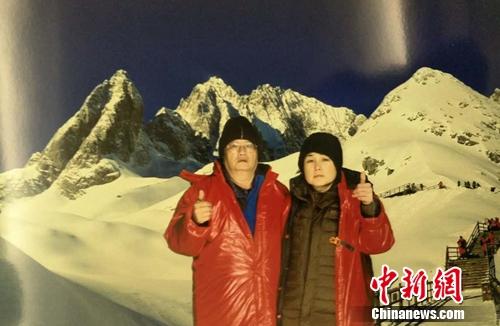 圖片默認標題_fororder_臺胞林輝祺與妻子今年春節在雲南旅遊。范宇斌 攝