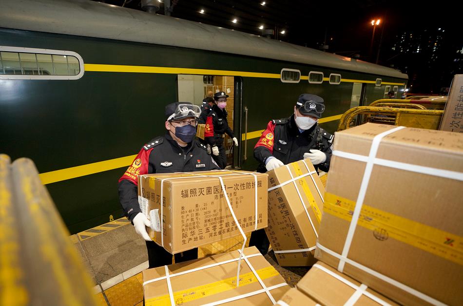 2萬套防護服連夜從北京西站發往武漢