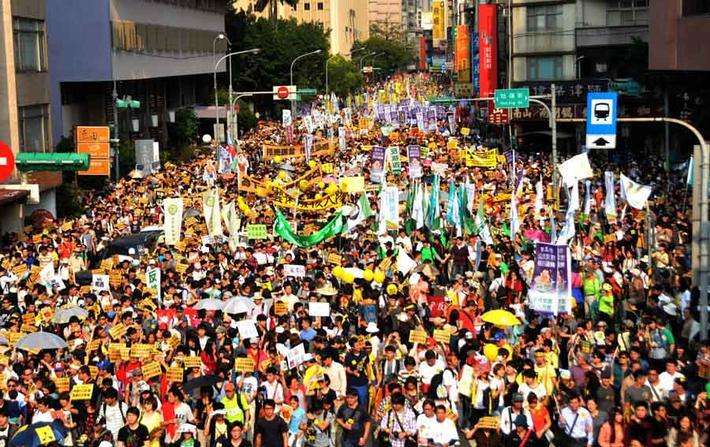 圖片默認標題_fororder_台灣百姓上街遊行，抒發心中悲痛，控訴當局執政無能。