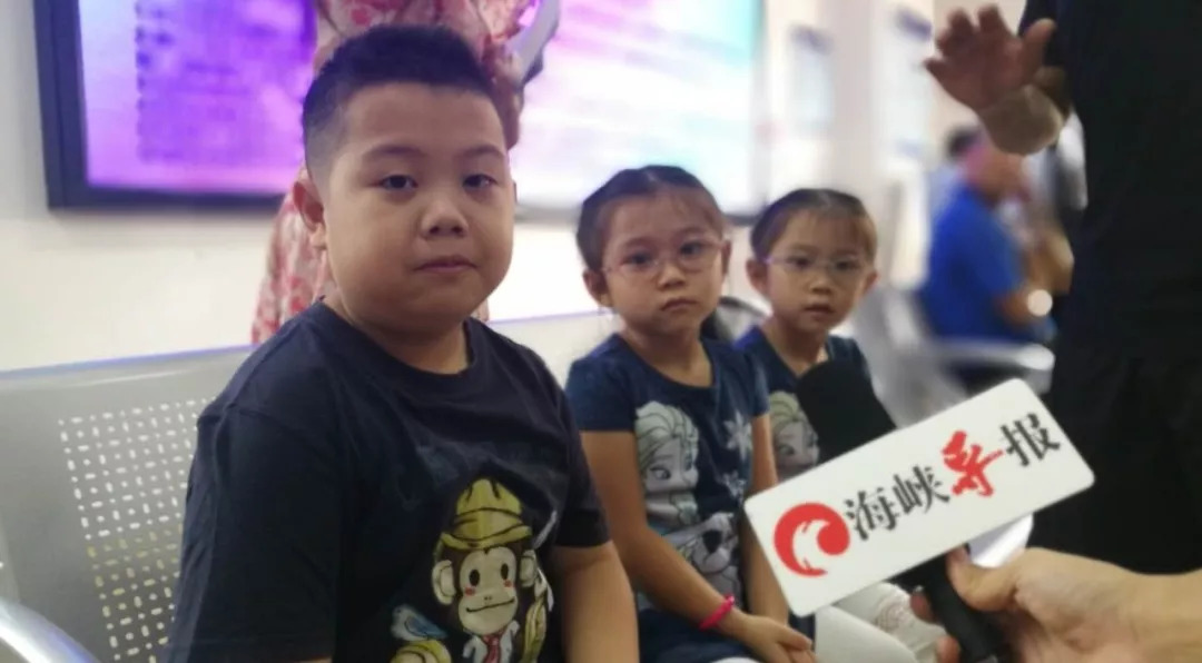 圖片默認標題_fororder_2018年9月1日，台灣居民居住證辦理首日，來自新北的李宏傑帶著8歲的兒子和6歲的雙胞胎女兒就來到派出所辦理申領手續