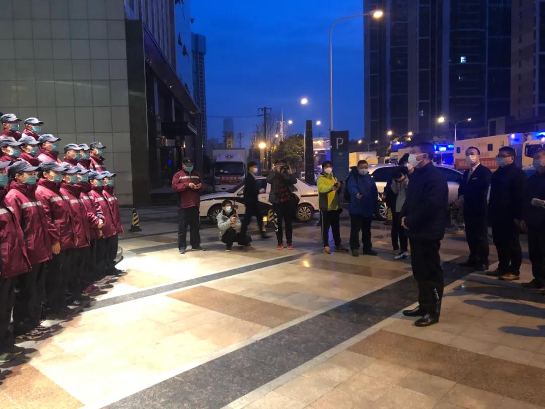 這部紀錄片記下了這群在救治第一線拼過命的人 這部紀錄片記下了這群在救治第一線拼過命的人