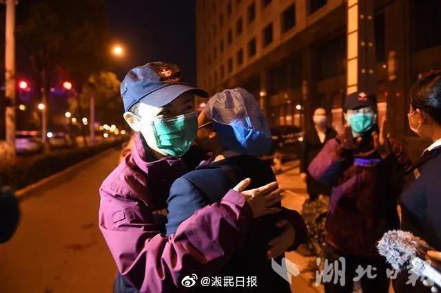 這部紀錄片記下了這群在救治第一線拼過命的人 這部紀錄片記下了這群在救治第一線拼過命的人