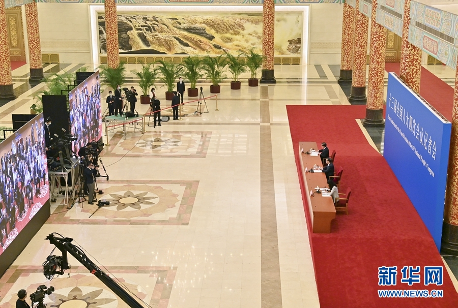 李克強總理出席記者會並回答中外記者提問