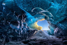 法國攝影師穿越冰島拍攝冰洞 湛藍世界呈現窒息美景