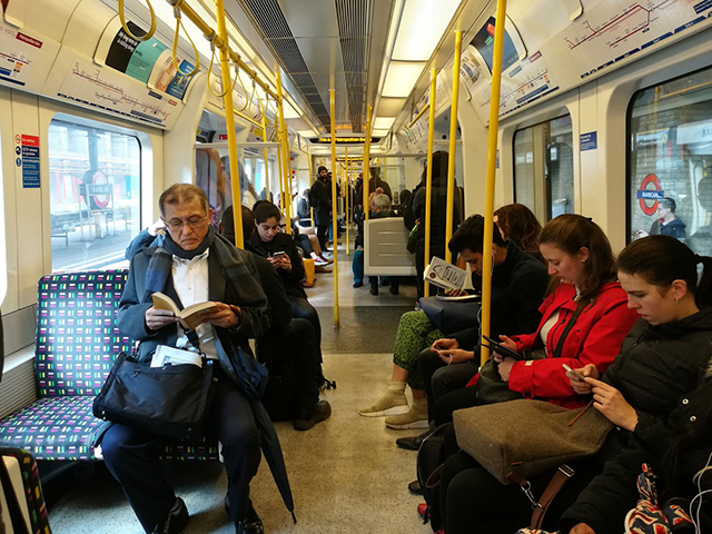 外國人坐地鐵時都在做些什麼？