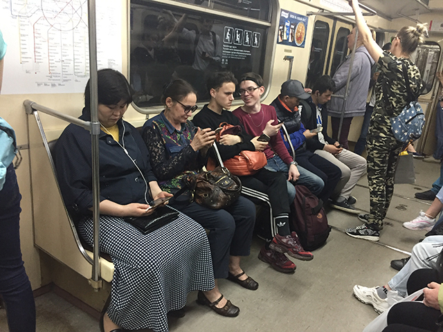 外國人坐地鐵時都在做些什麼？