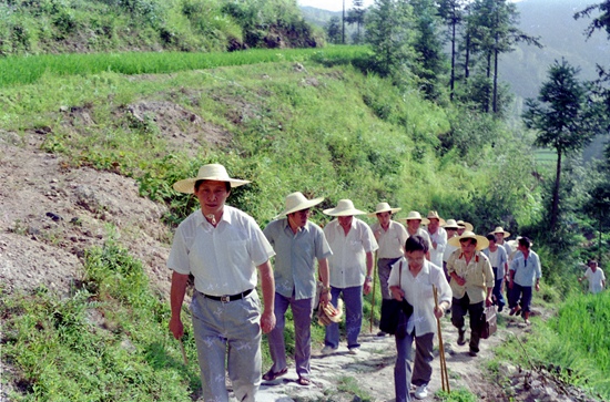 笑起來真好看|習近平為脫貧支招——“抓一隻能下蛋的雞” 笑起來真好看|習近平為脫貧支招——“抓一隻能下蛋的雞”
