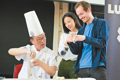 “講述中華美食背後的故事” ——英國“魯班工坊”中餐培訓項目受歡迎