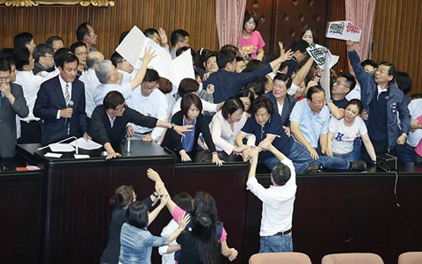 圖片默認標題_fororder_台灣政局混亂，“立法院”經常上演過各種全武行，雙方大打出手。