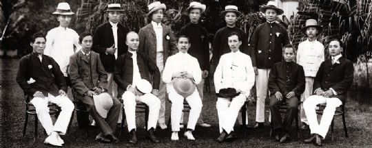 1906年，孫中山與新加坡成立的同盟會部分成員合影