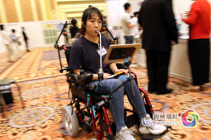 圖片默認標題_fororder_3.工作人員演示用吸呼氣來操作輪椅前進或後退