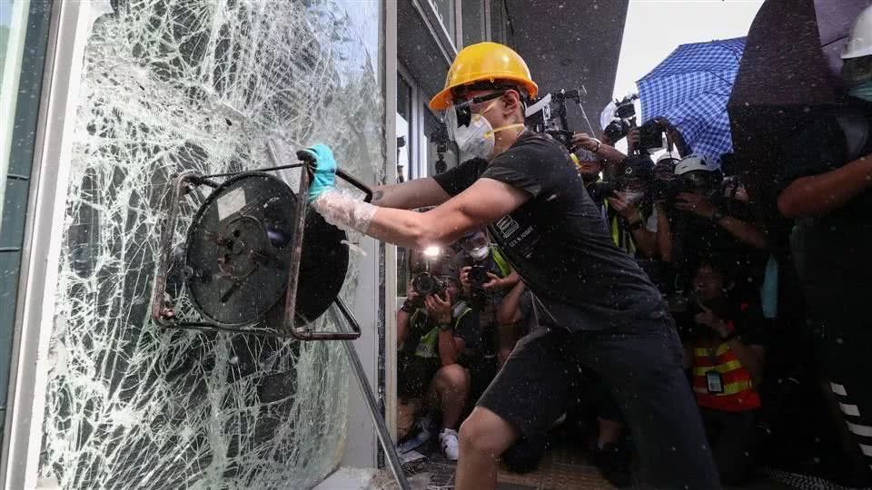 圖片默認標題_fororder_7月1日，暴徒砸毀香港立法院大門