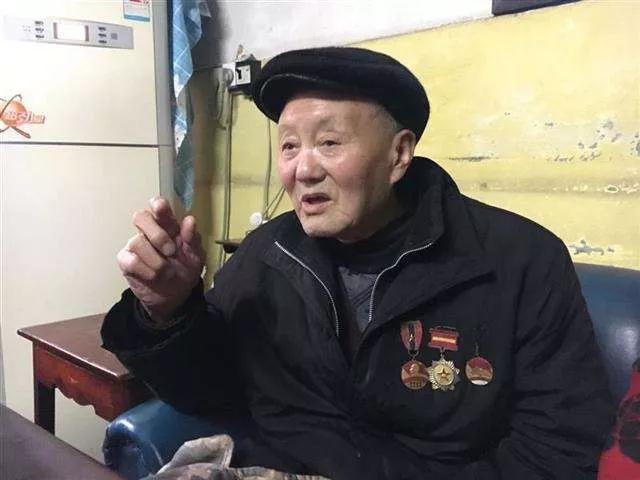 習近平俯身與老英雄握手，這些年他關愛退役軍人的話語超暖心！