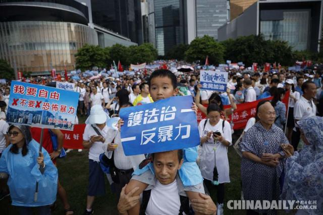 圖片默認標題_fororder_7月20日，在香港添馬公園舉行的和平集會上，一個小男孩舉著寫有“護法制，反暴力”的標語。（圖片來源：中國日報）