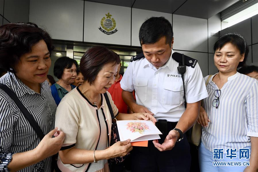 特寫：“阿sir加油”——香港市民自發集會支持警方