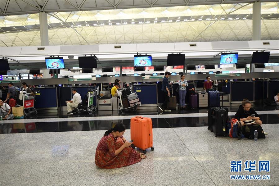 受非法集會影響 香港國際機場再度嚴重受阻