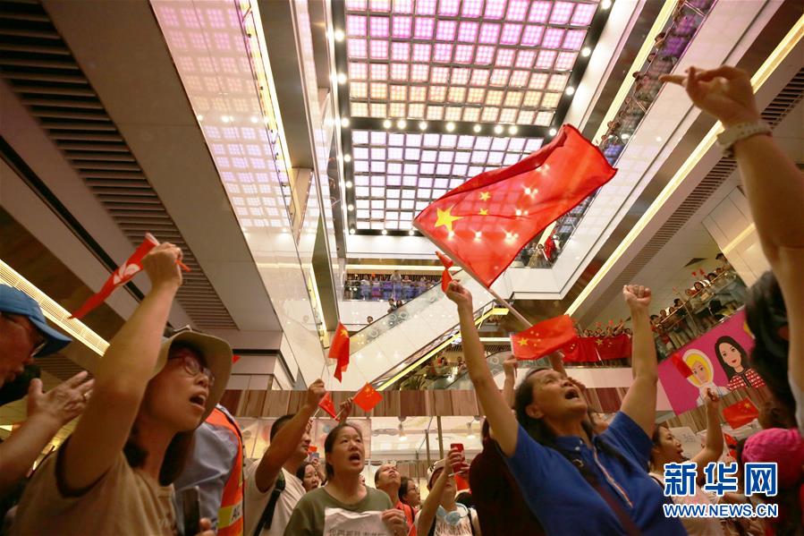 “你不是一個人在唱國歌”——香港市民合唱國歌聲援被襲教師