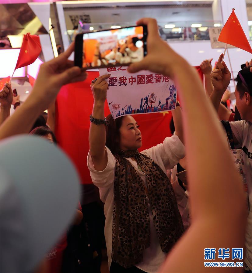 “你不是一個人在唱國歌”——香港市民合唱國歌聲援被襲教師